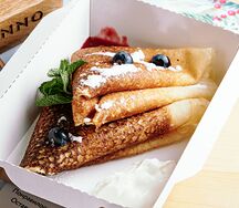 Блинчики со сметаной и джемом