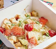 Салат Цезарь с копчёным лососем