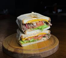 Сэндвич со рваной свининой и луковыми кольцами