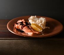 Стейк из красной рыбы с рисом