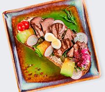 Брускетта с пастрами