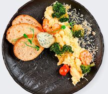 Скрамбл с креветкой и брокколи