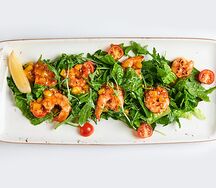 Зеленый салат с креветками и манго