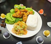 Рис с крылышками и рыбным соусом