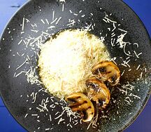 Паста с курицей и грибами