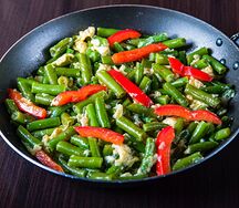 Стручковая фасоль с яйцом по-кавказски