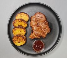 Стейк из свинины с гарниром