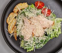 Салат Цезарь с курицей