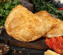 Чебурек с сыром и пепперони 