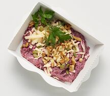 Салат Свекла с сыром, черносливом и семечками
