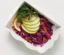 Веганский салат с капустой, яблоком и перцем, семечками кунжута и подсолнуха с оливковым маслом 