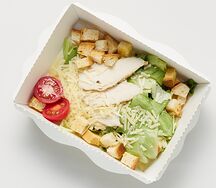 Цезарь с печеной куриной грудкой