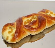 Булочка с изюмом и творогом
