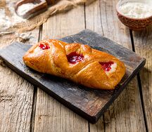 Булочка с творогом и клубникой
