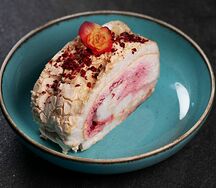 Меренговый рулет с малиной