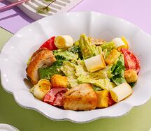 Теплый салат с курицей и копченым сулугуни
