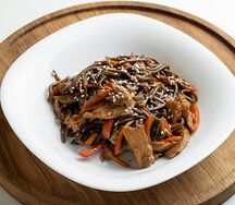 Соба с овощами и курицей
