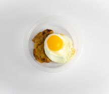 Говяжий бифштекс с глазуньей и картофелем по-деревенски