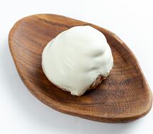 Булочка с творожным кремом и корицей