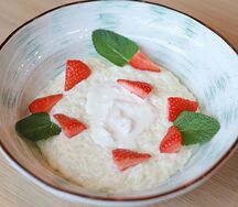 Рисовая каша со страчателлой и клубникой
