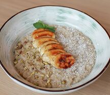 Овсяная каша на кокосовом молоке с бананом и фисташками