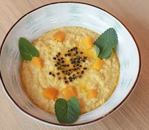 Овсяная каша с манго и маракуйей