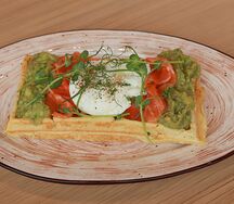 Вафли из кабачков с лососем, яйцом пашот и гуакамоле