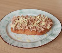 Бриошь со сливочно-шоколадным соусом и минадлем