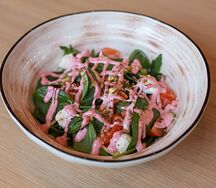 Салат с лососем, малиновым айоли, рукколой и фисташкой