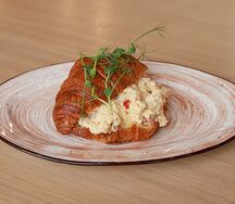 Круассан со скремблом, беконом и сладкими томатами