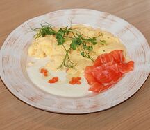 Скрэмбл с лососем, сырно-сливочным соусом и красной икрой