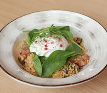 Каша из булгура с беконом, яйцом пашот и грибами