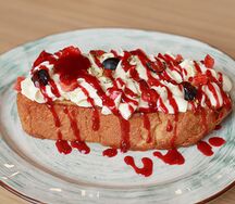 Бриошь с малиновым конфи, цитрусовым маскарпоне и ягодами