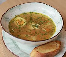 Куриный суп с лапшой и перепелиным яйцом