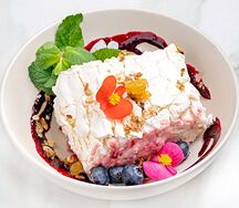 Меренговый рулет с малиной