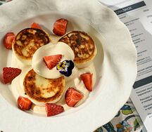 Сырники с муссом из сгущенки и свежей клубникой