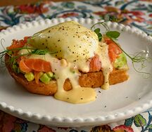 Бенедикт с лососем и голландским соусом