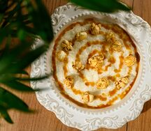 Рисовая каша с домашней карамелью и попкорном