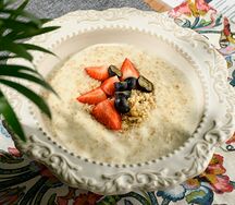 Овсяная каша с ягодами и ореховой крошкой