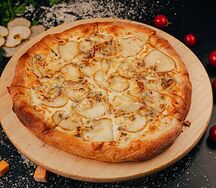 Пицца с грушей и сыром дорблю