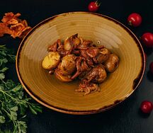 Жареный картофель с лисичками и луком-пореем