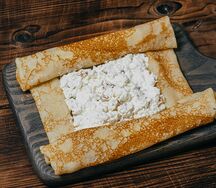 Блин с творогом и изюмом