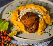 Кролик с грибным соусом и пюре 