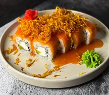 Ролл с лососем и стружкой из тыквы 