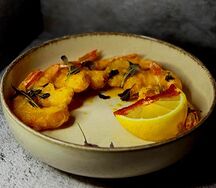 Креветки в кляре с соусом манго-маракуйя 