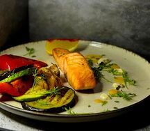 Стейк из лосося с овощами гриль 