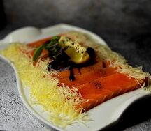 Карпаччо из лосося с пряными травами 