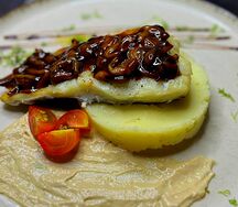 Треска с картофельным пюре и грибами 