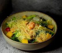 Салат сливочный с морепродуктами и спелым манго 