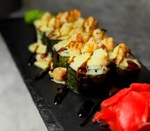 Ролл в сливочном соусе с морепродуктами